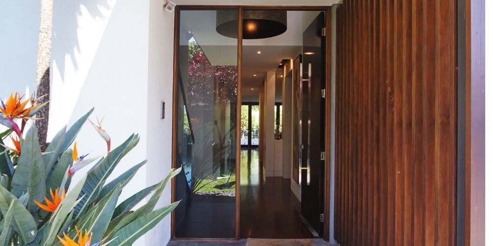 Cửa chính đối diện cửa sau là biểu hiện của nhà phong thuỷ xấu