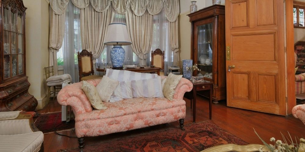 Trung tâm ngôi nhà bị che kín bởi đồ đạc